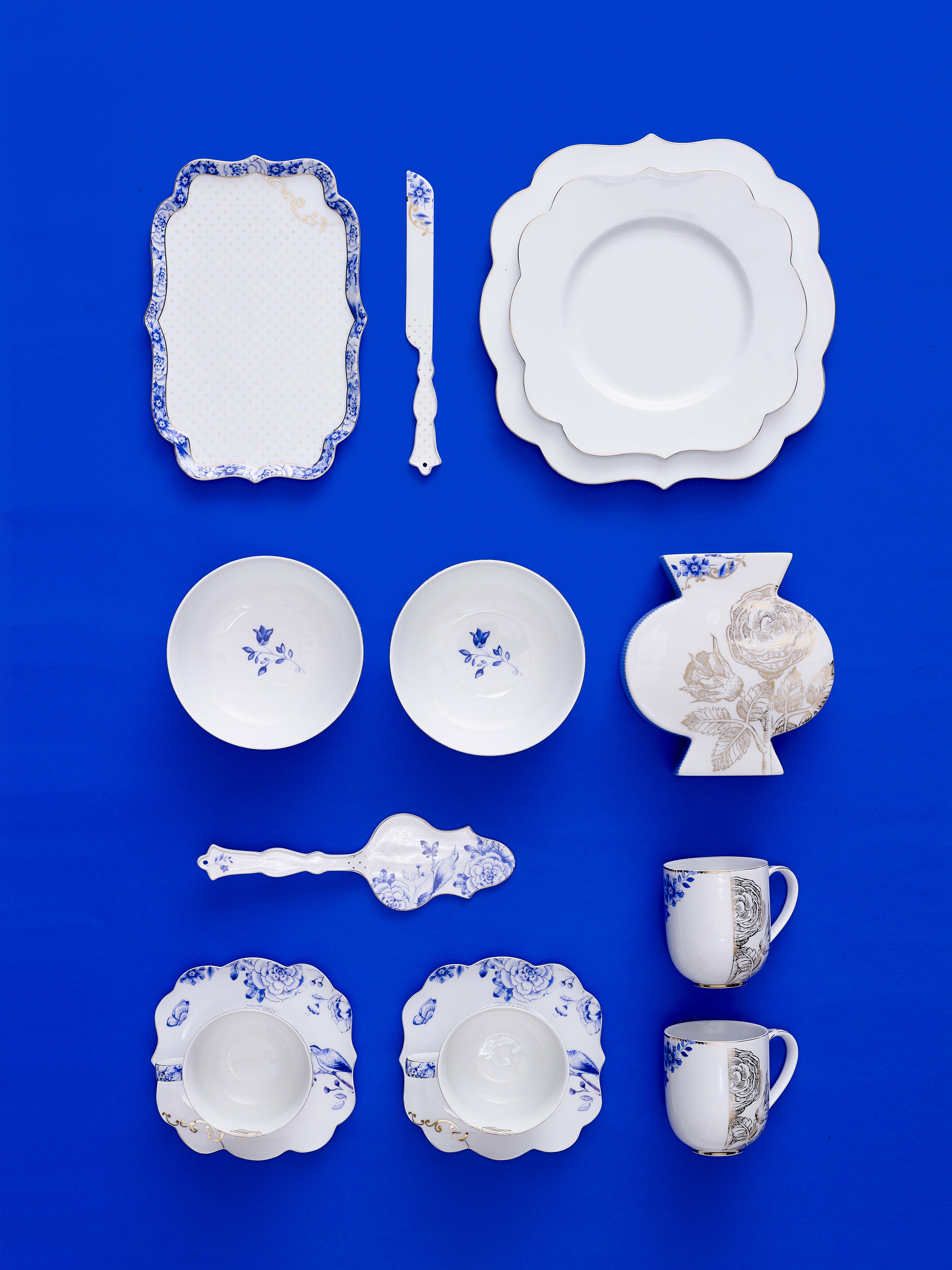 royal-white-overview-blue-background
