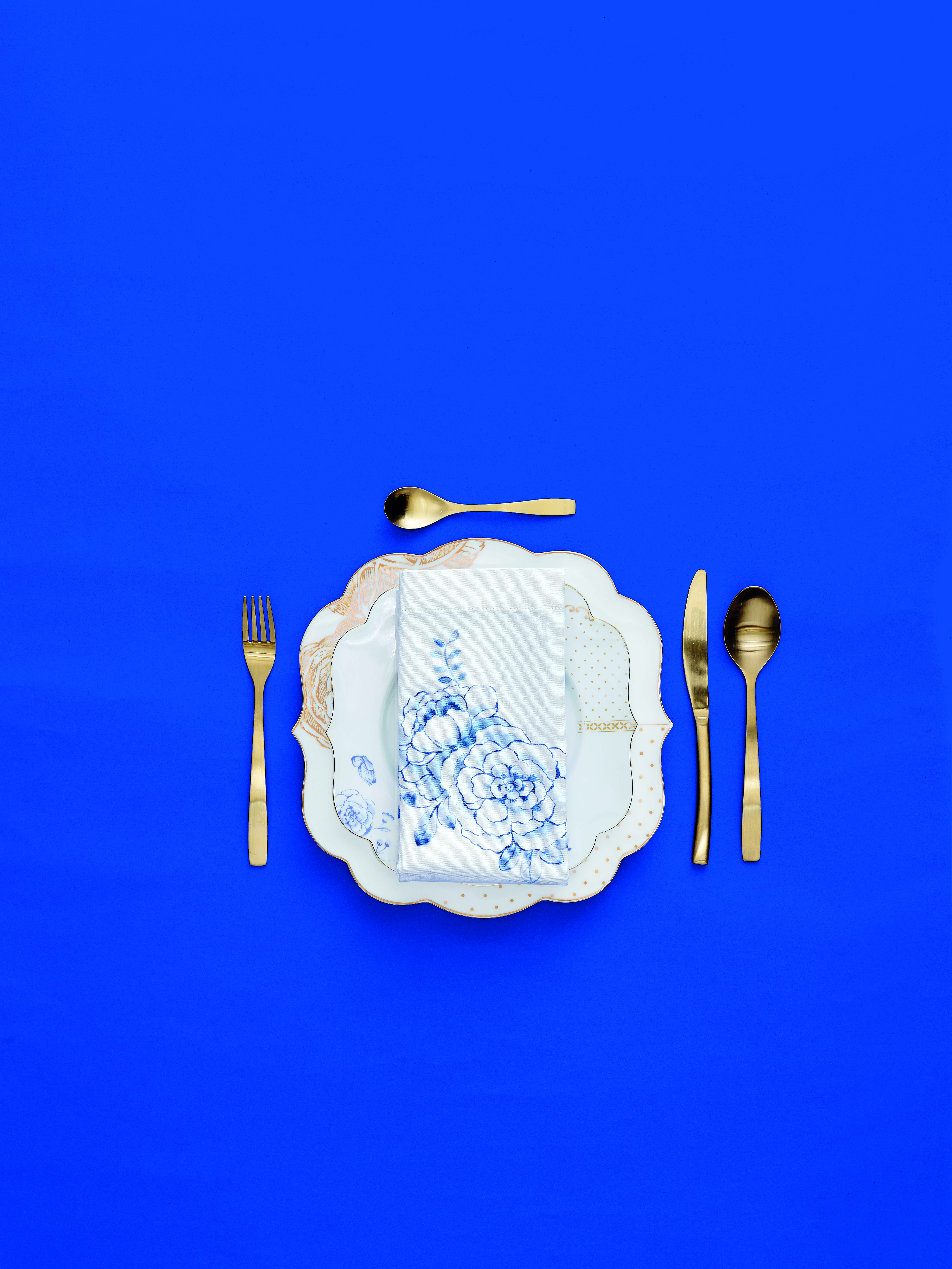 royal-white-plate-with-cuttlery